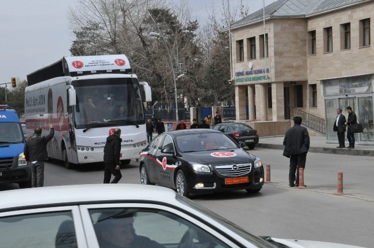 İstanbul\'dan Dönen MHP\'li Aydın Coşku ile Karşılandı