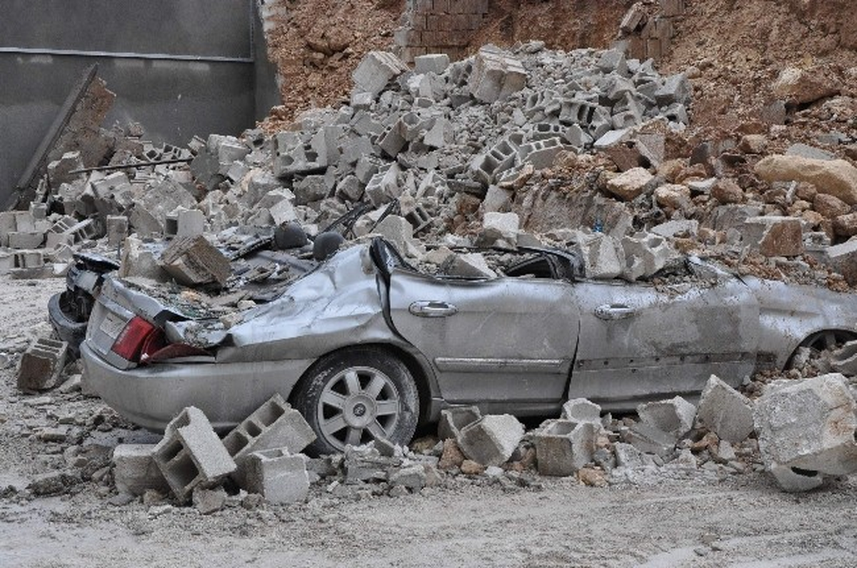 İstinat Duvarı Çöktü, Otomobiller Hurdaya Döndü