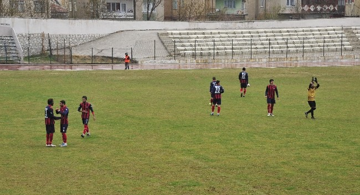 Kaleci 70 Metreden Gol Attı
