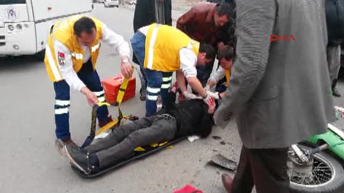 Erzincan\'da Kasksız Mobilet Sürücüsü Kazada Yaralandı