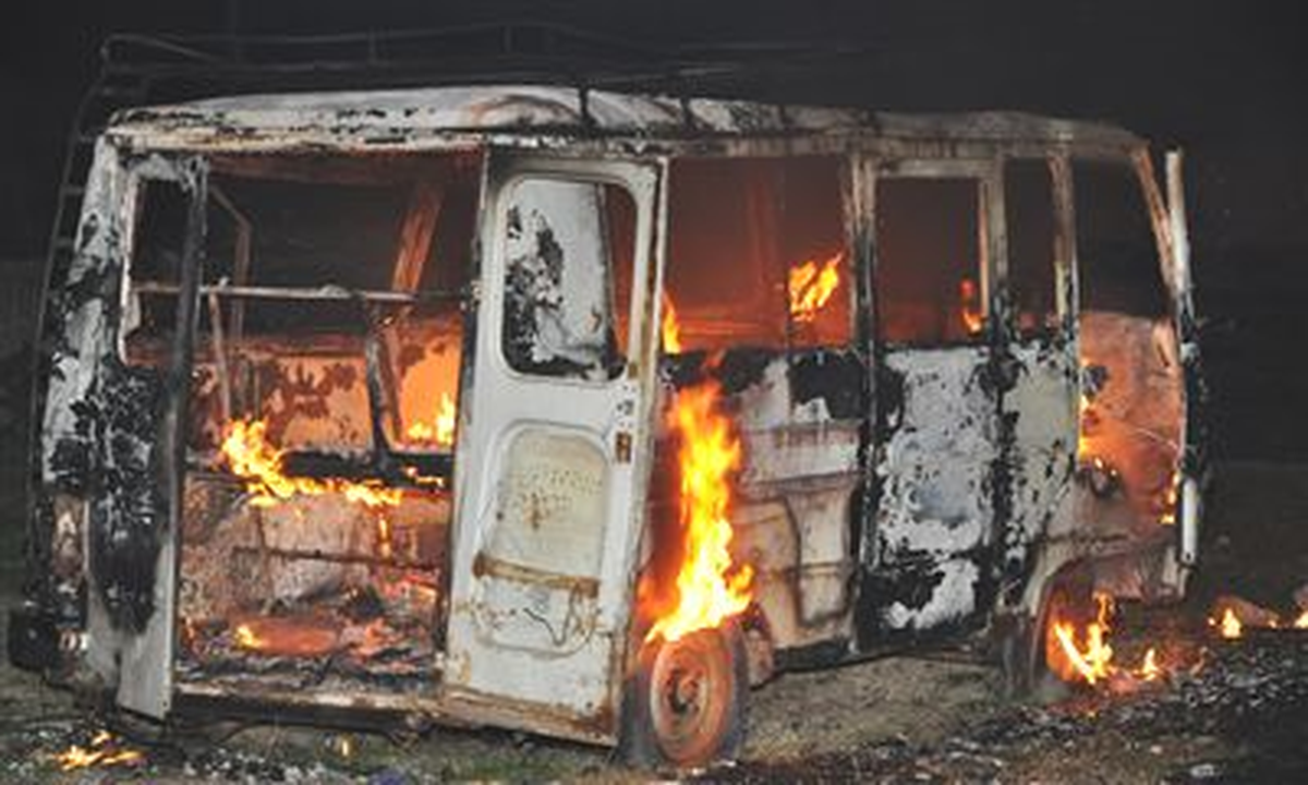 Kullanılmayan Minibüs Alev Alev Yandı