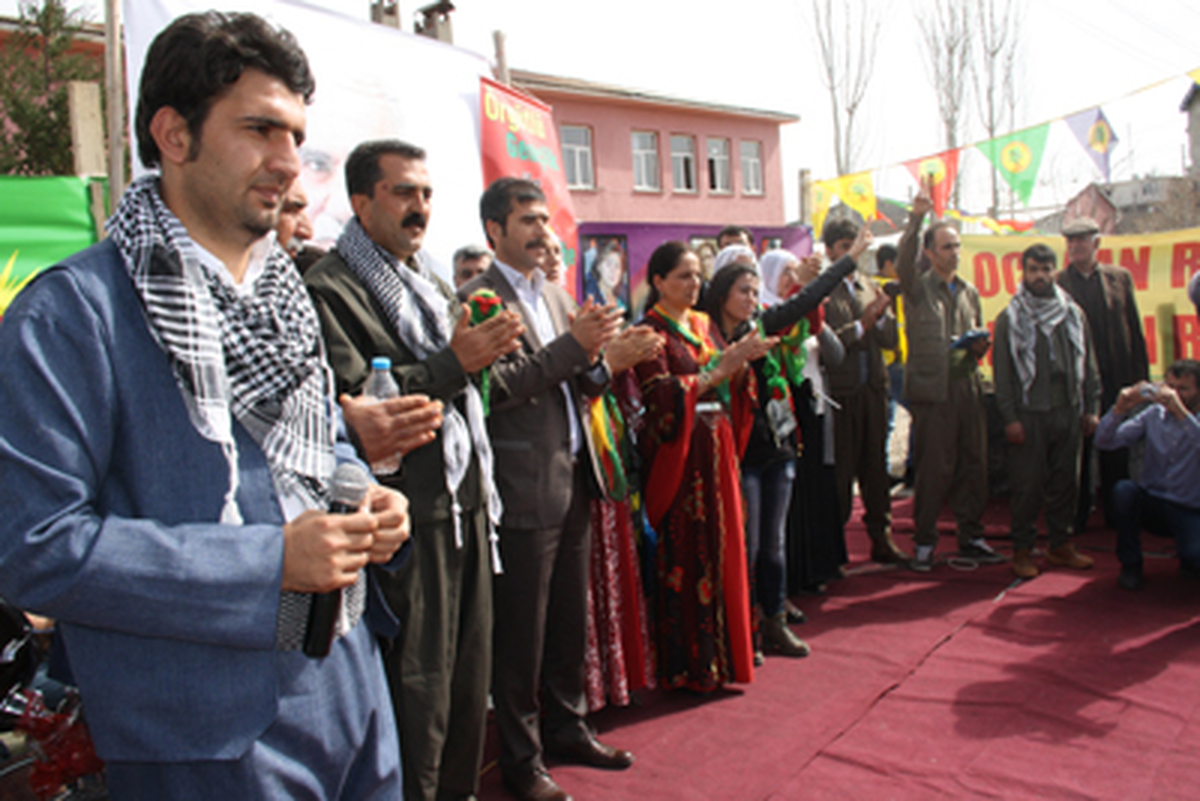 Kulp\'ta Newroz\'un İlk Ateşi Binlerin Katılımıyla Yakıldı