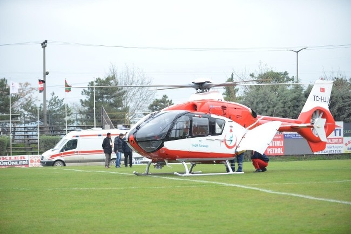 Maç Başlarken Sahaya Ambulans Helikopter İndi