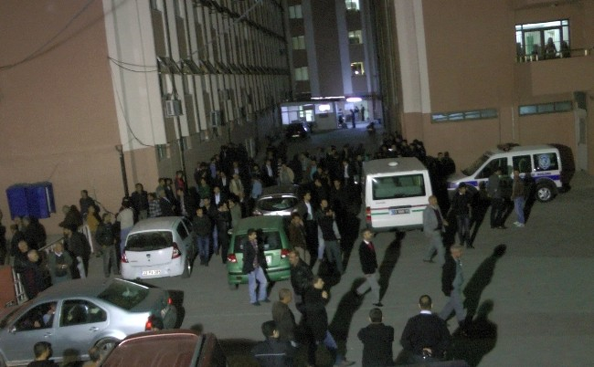 Mersin\'de Yan Bakma Kavgası: 1 Ölü, 3 Yaralı