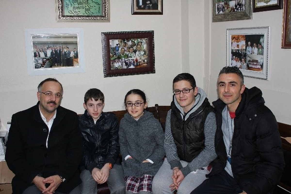 Öğrencilerden AK Parti Gürsu Adayı Yıldız\'a Ziyaret