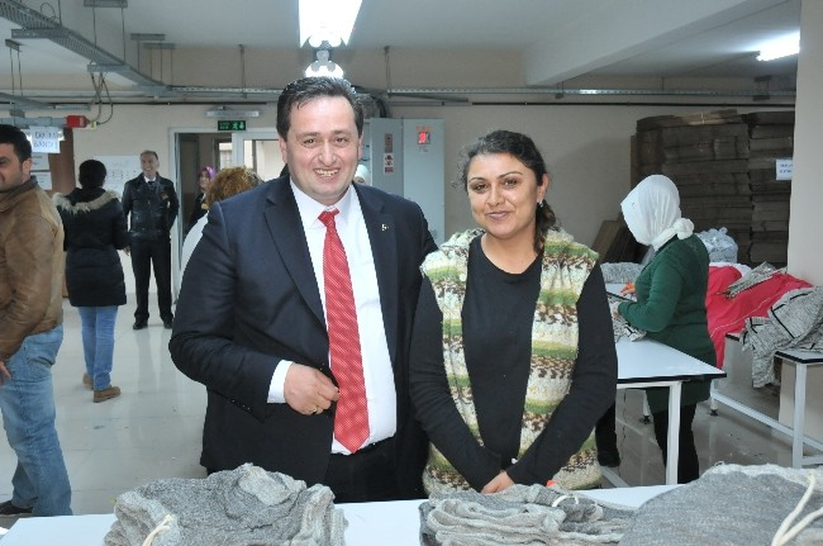 Okan Yanmaz, Tüm Kadınlara Karanfillerle Ulaştı
