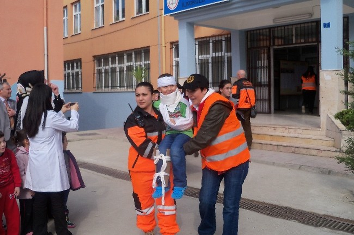 Çınarcık\'ta Okulda Deprem Tatbikatı