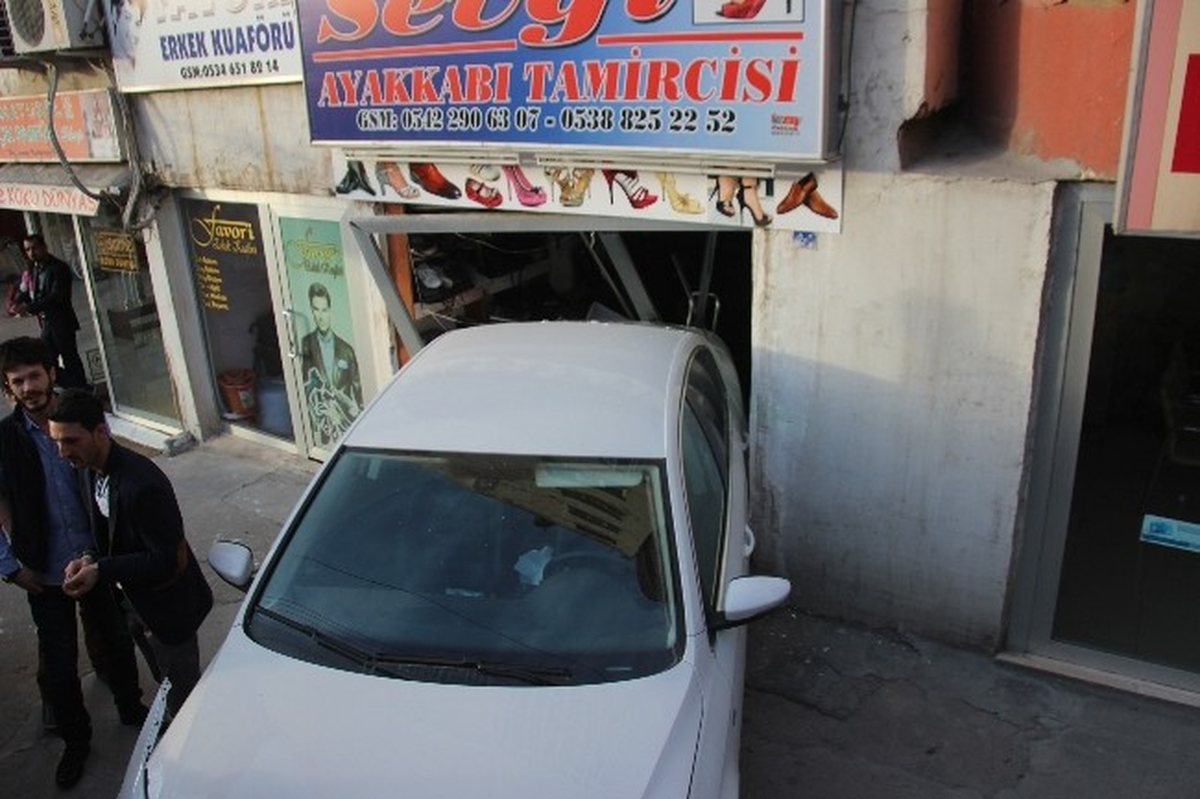 Park Halindeki Otomobil Ayakkabı Dükkanına Girdi