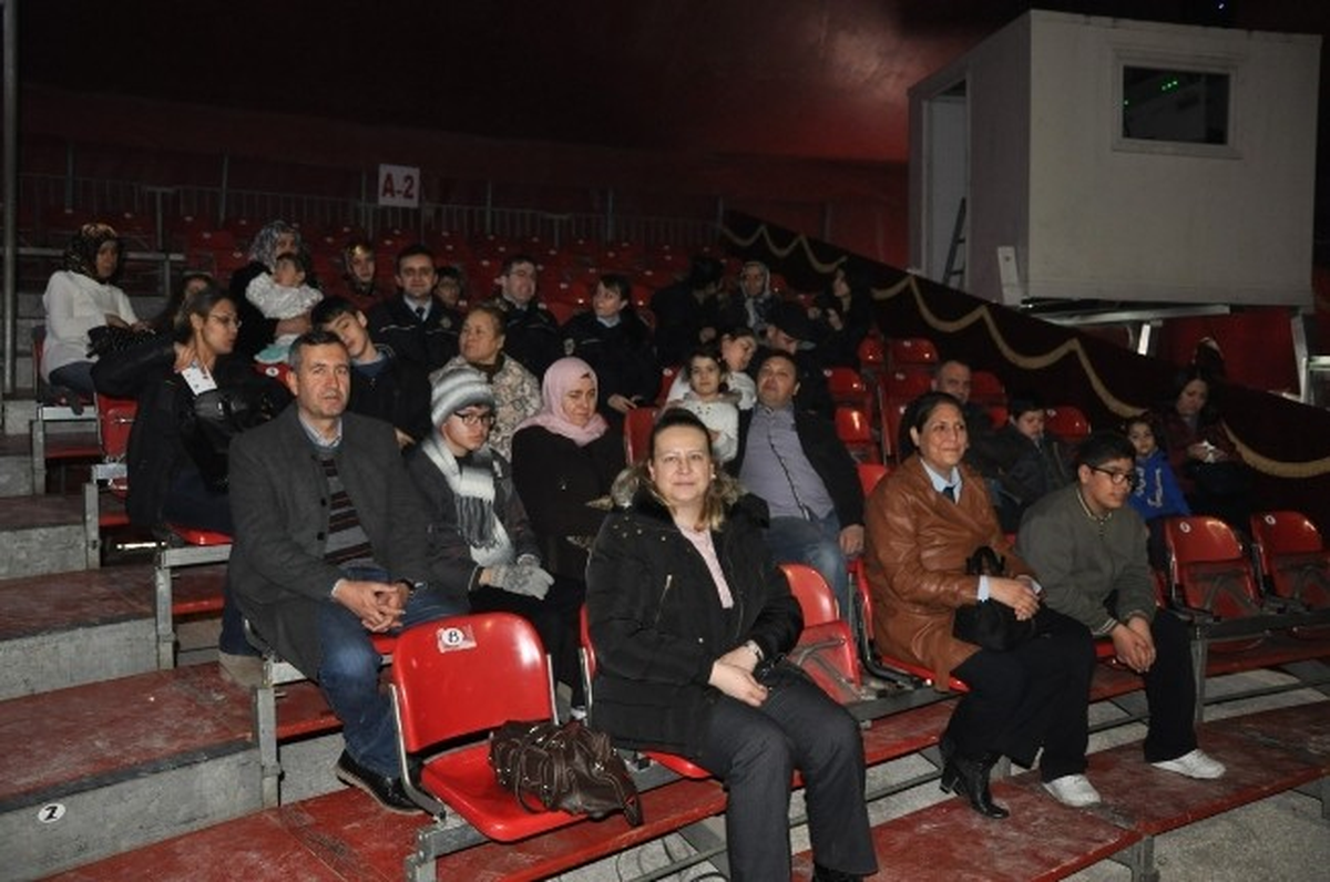 Eskişehir\'de Polis Çocukları ve Aileleri Sirk Gösterisinde