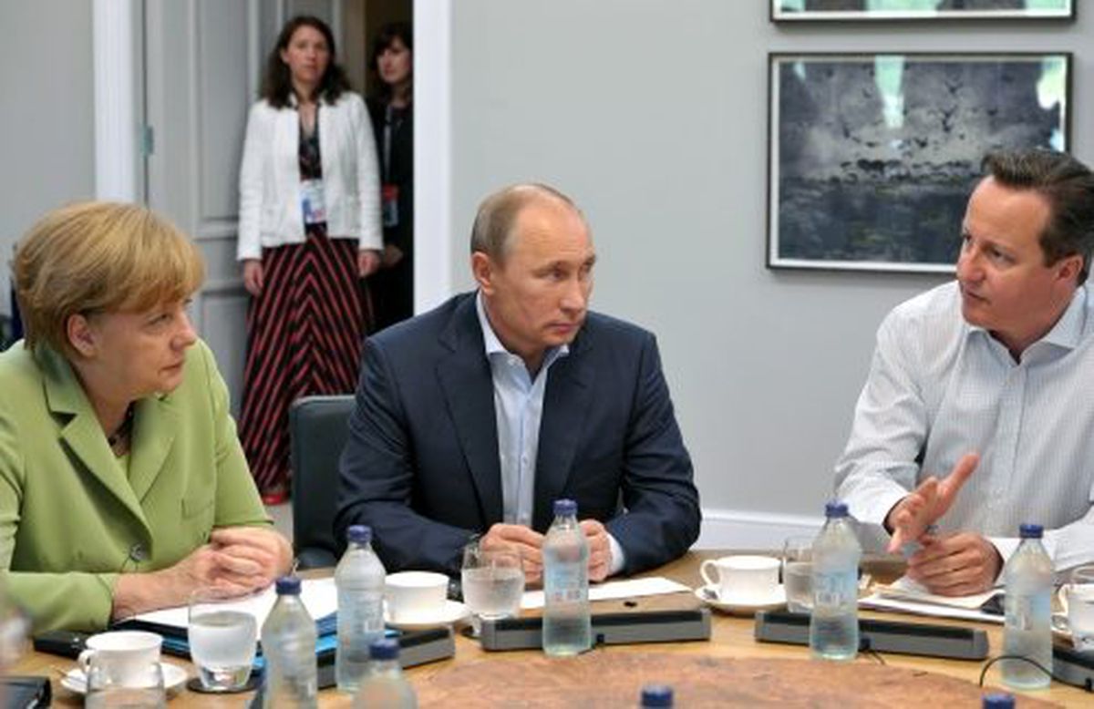 Putin, Merkel ve Cameron ile Kırım Referandumunu Görüştü