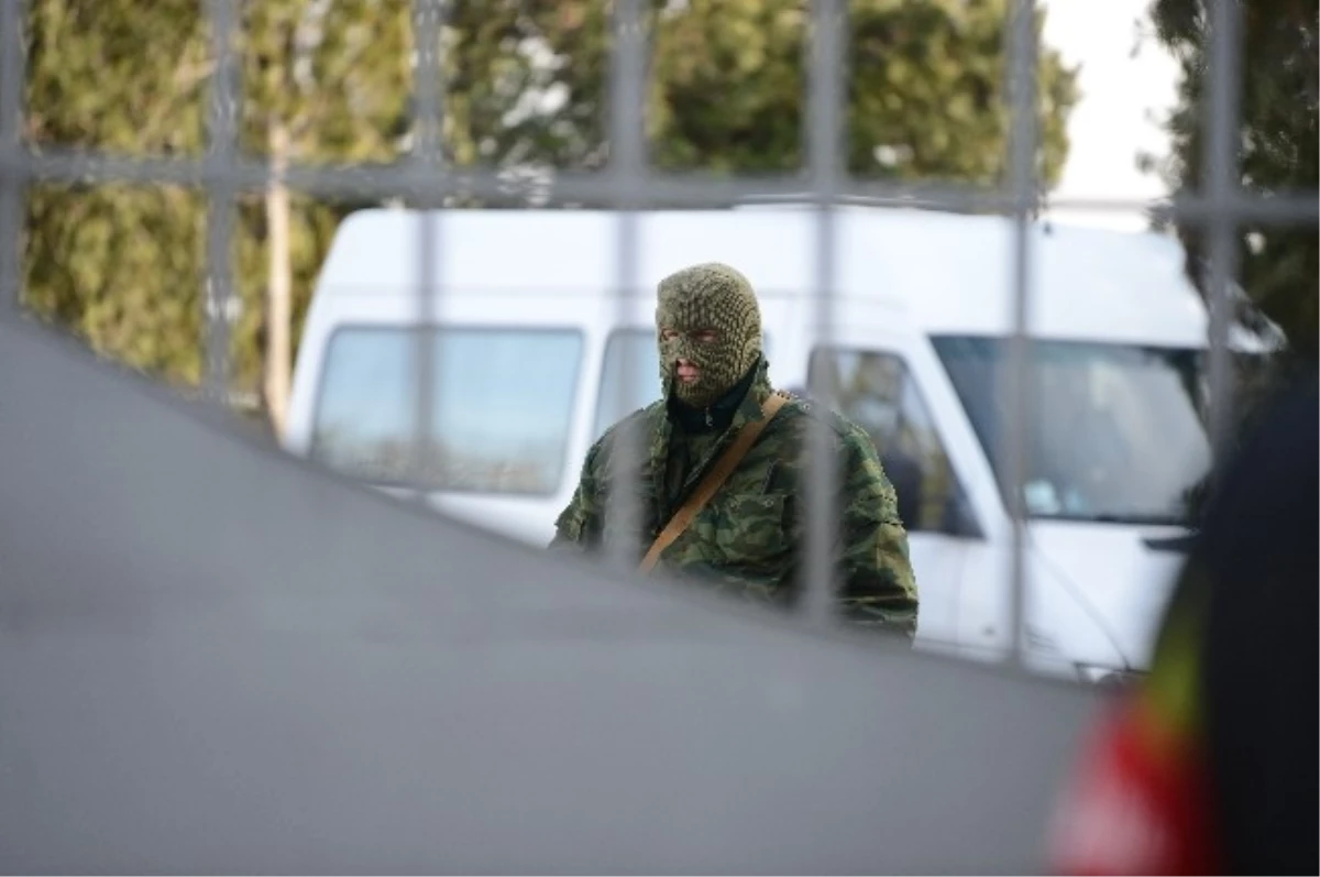 Rus Ordusu Ukrayna Askeri Birliği\'ni Ele Geçirdi