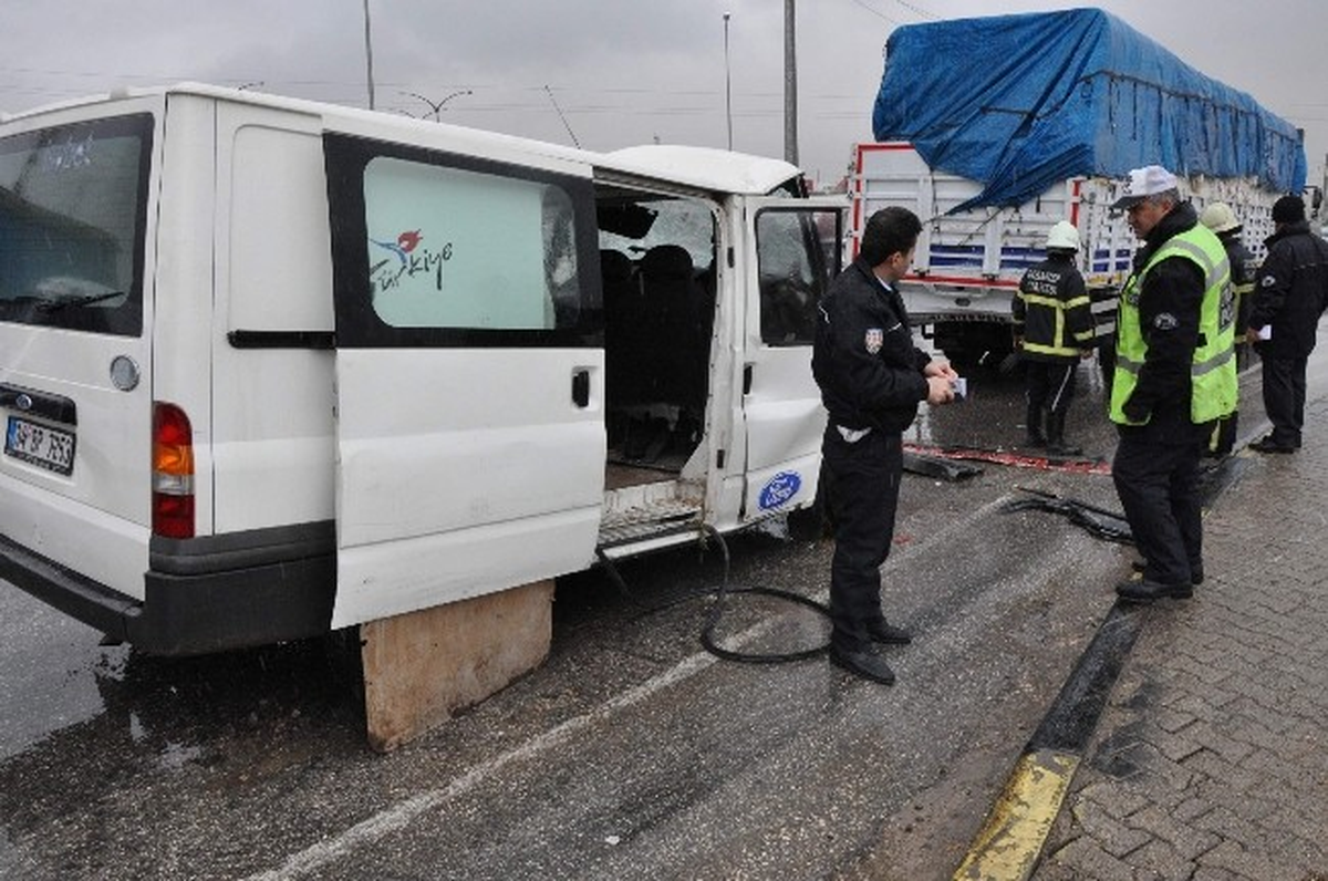 Sağanak Yağmur Kaza Getirdi: 1 Yaralı