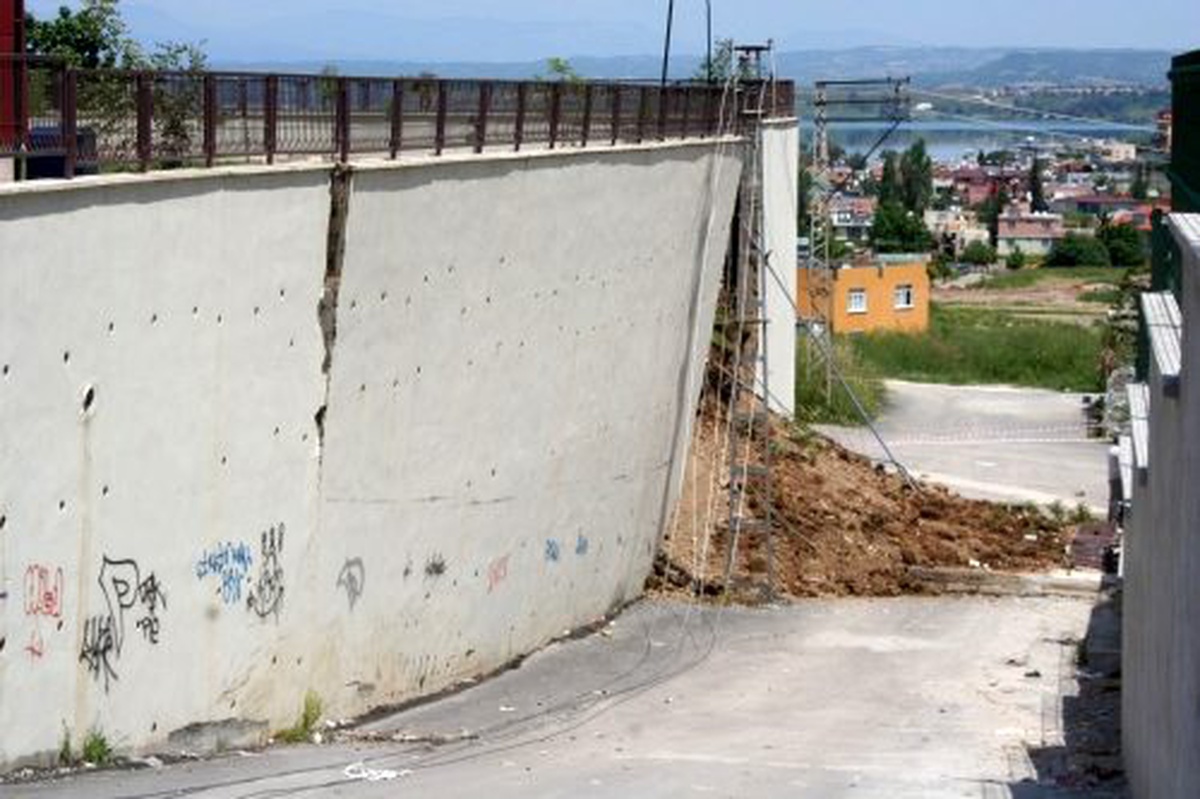 Bahçedeki İstinat Duvarı Devrildi