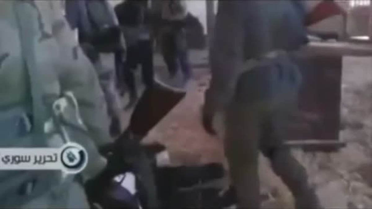 Suriye\'de Radikal Dinciler On Kişiyi Böyle Kurşuna Dizdi
