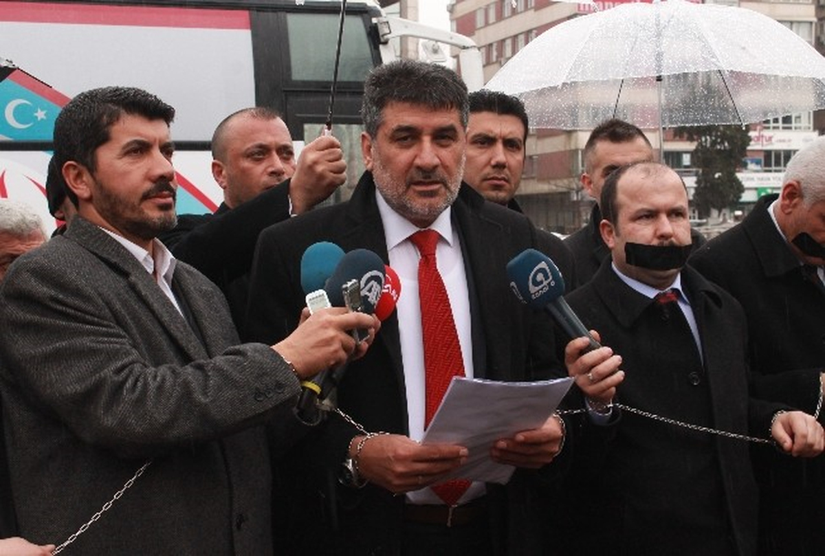TBMM Önünde Zincirli ve Bantlı Eylem