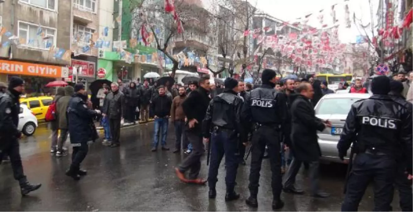 Tekirdağ\'da HDP\'ye Ait Minibüse Zarar Verildi