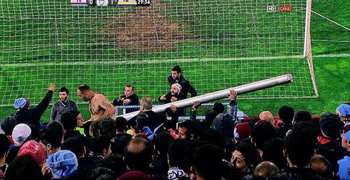 Trabzonsporlu Taraftarlar Tribün Direğini Kırdı