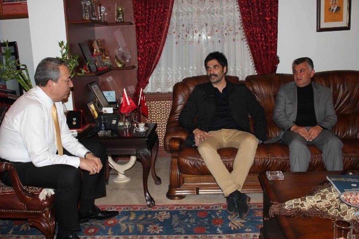 Ünlü Sanatçı Uğur Işılak, Ünver\'i Ziyaret Etti