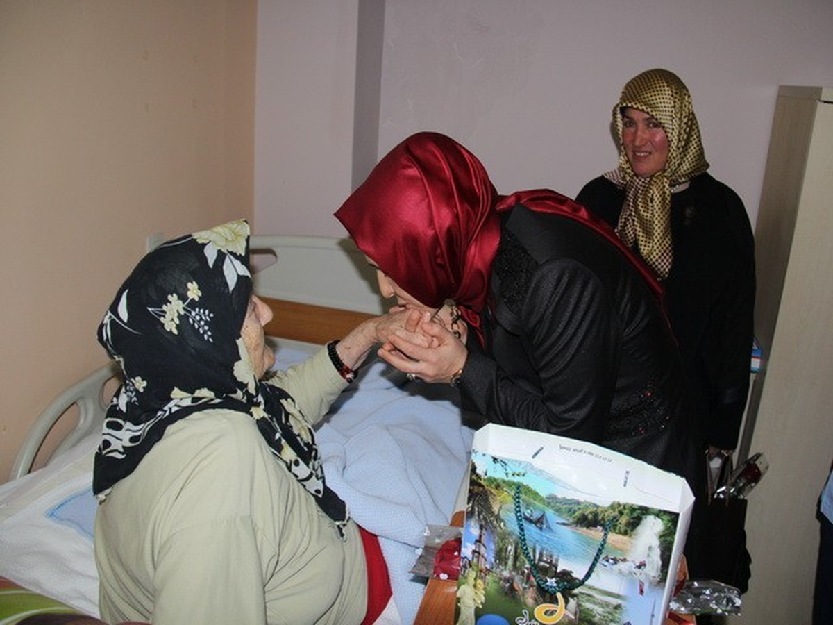 Düzce Valisi Su\'nun Eşi Zeliha Su Huzurevini Ziyaret Etti