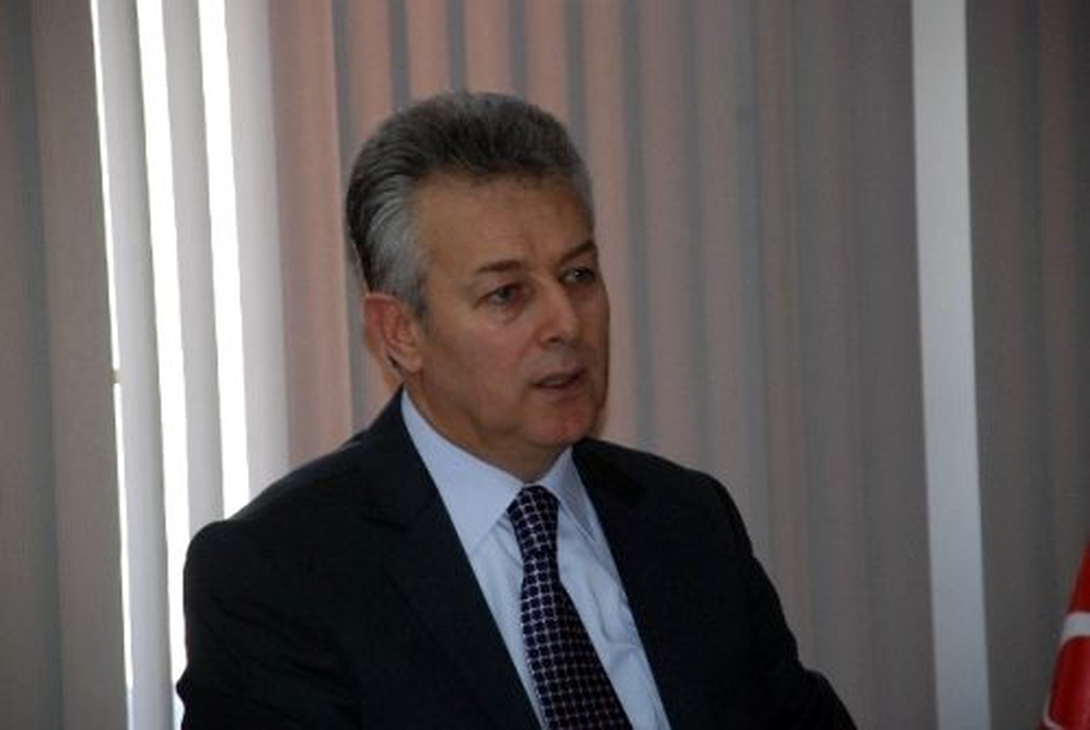 Vali Taşkesen\'den Kadın Çalışanlara Karanfil