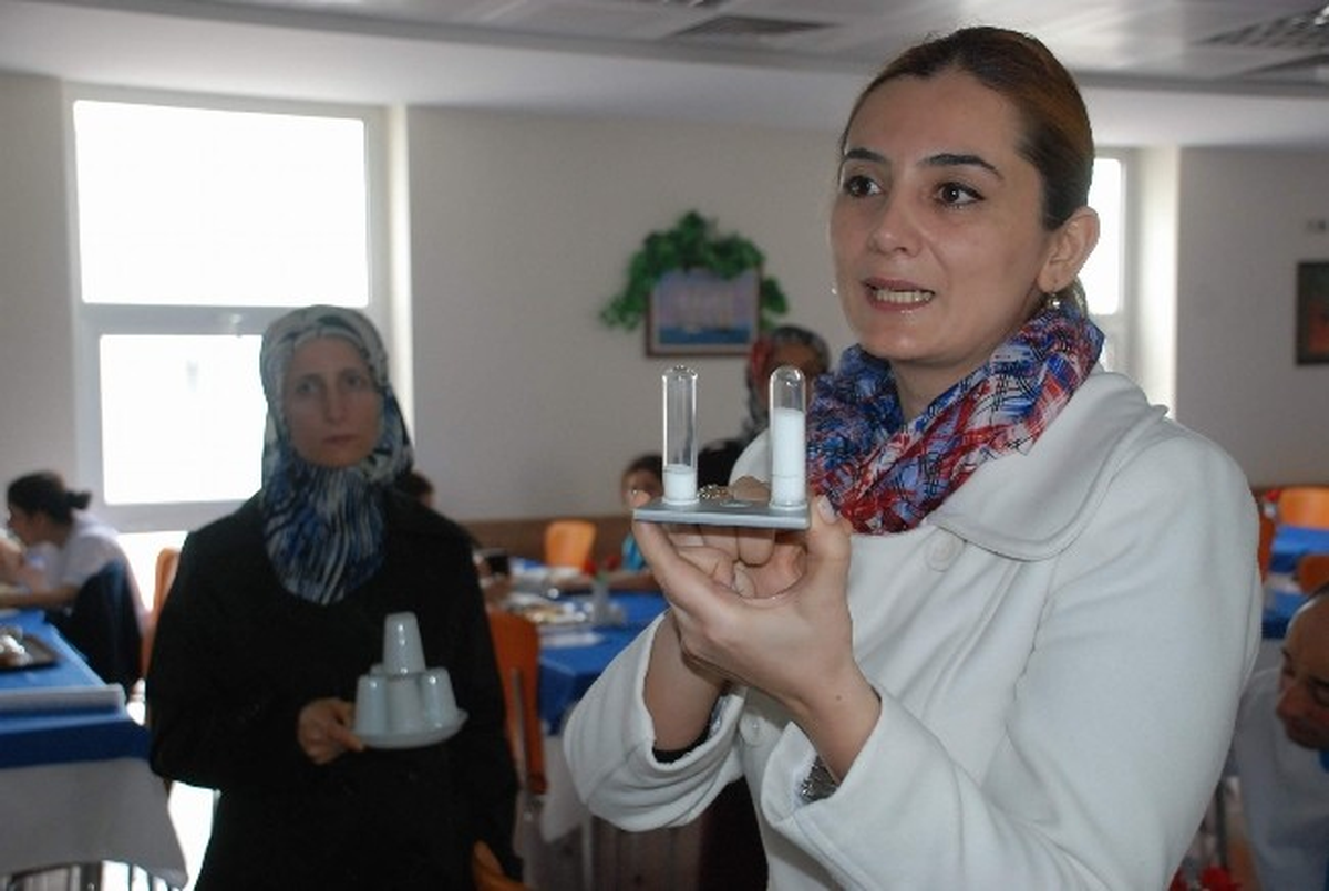 Yemekhanede Masalardaki Tuzluklar Kaldırıldı
