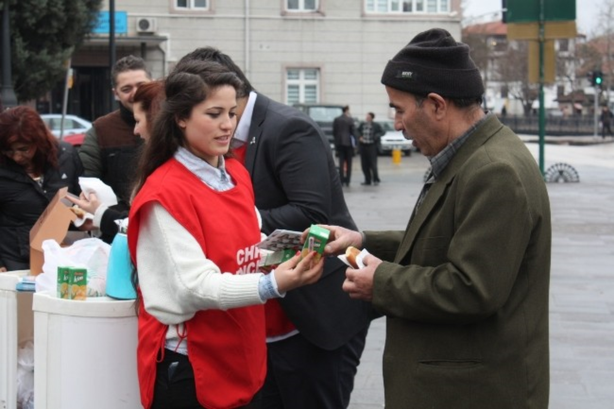 Yıldırım, Vatandaşlara Çay İkramında Bulundu