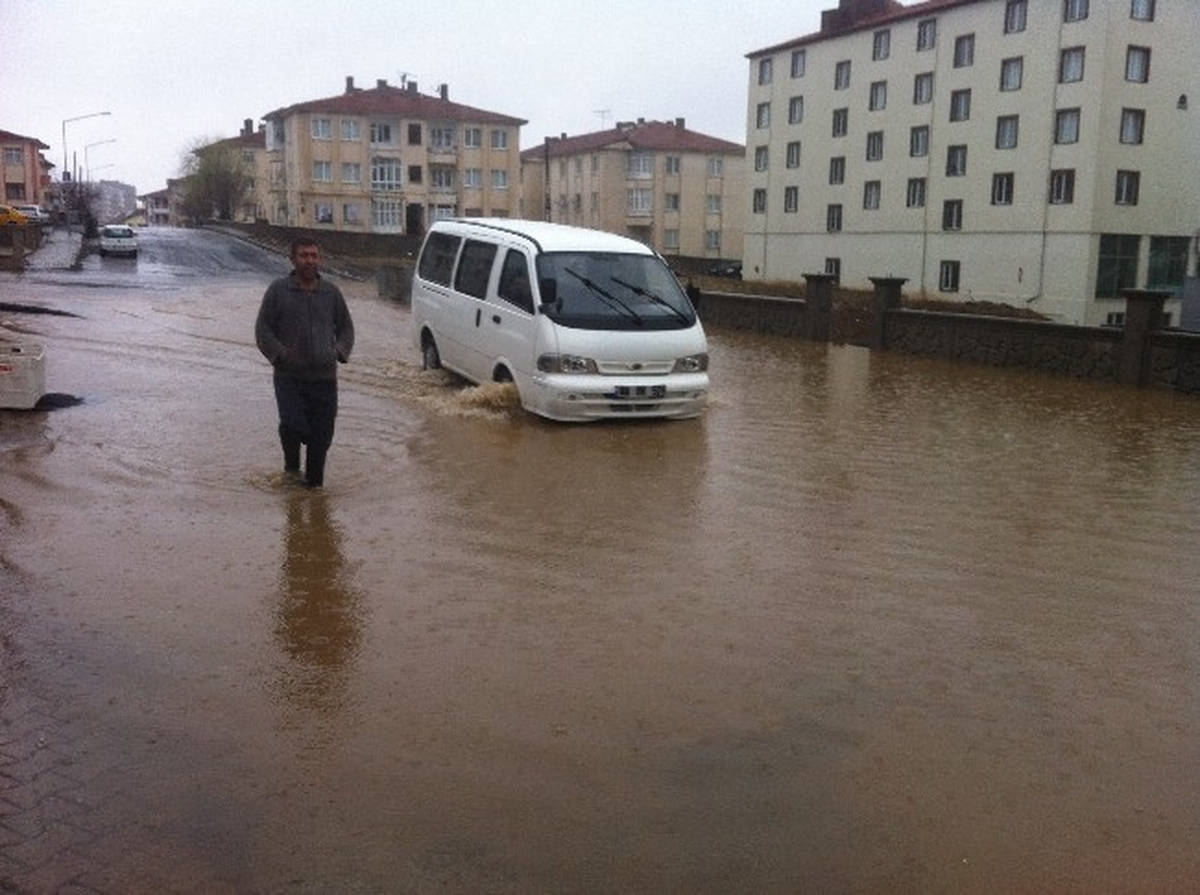 Yozgat\'ta Yağmur Yolları Göle Çevirdi