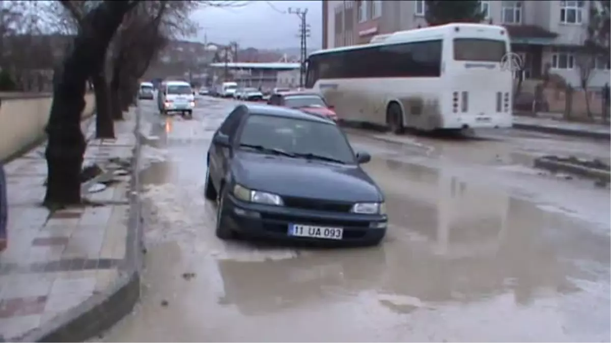 Asfalt Çöktü, Araçlar Çukura Düştü