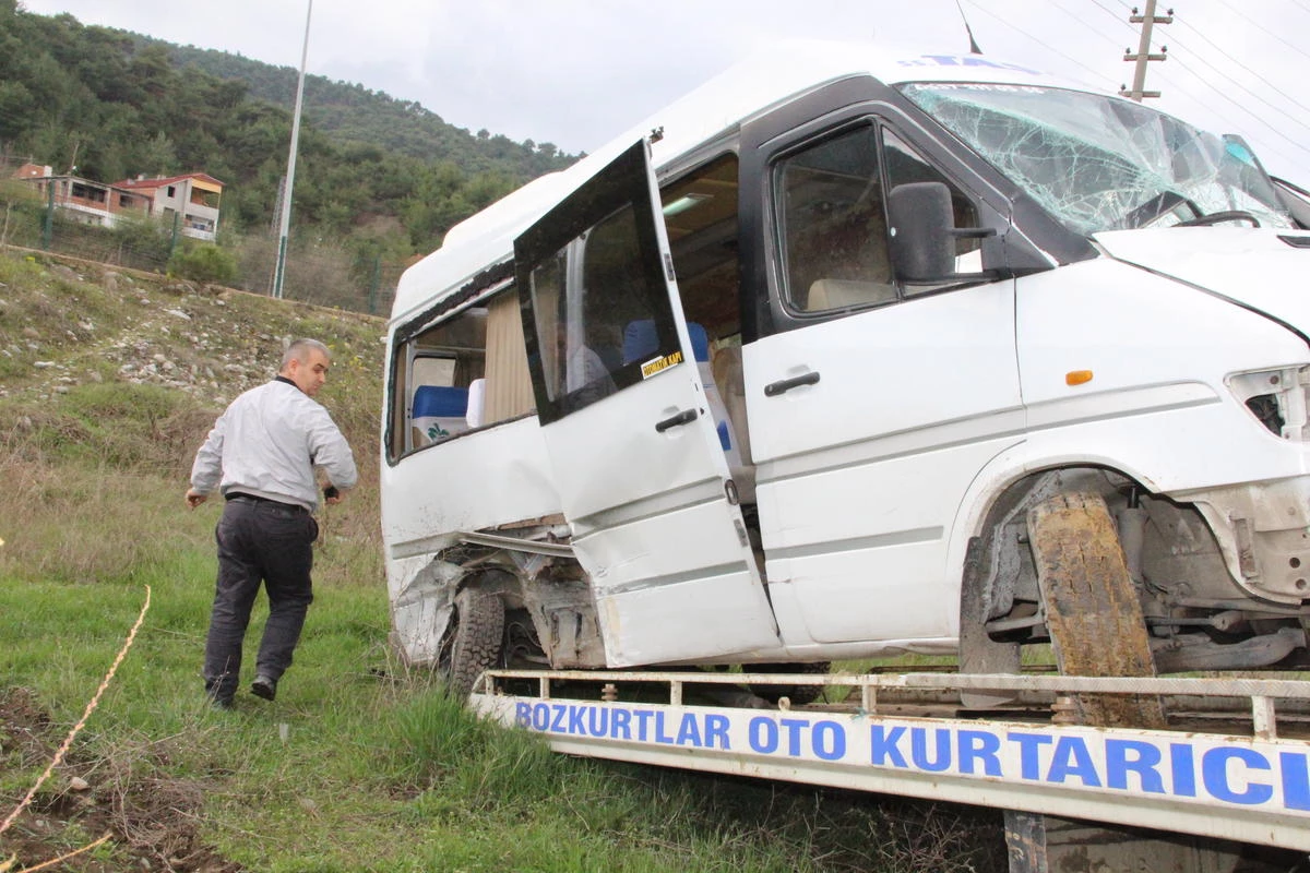 Amasya\'da Minibüs Devrildi: 1 Ölü, 12 Yaralı