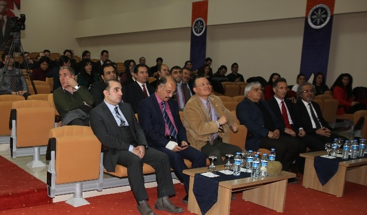 Arü\'de "Dilbilim ve Türkoloji İlişkileri" Ele Alındı