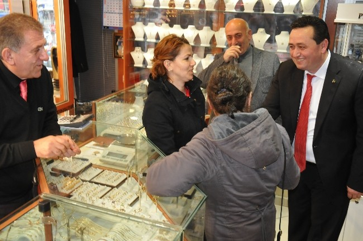 Başkan Adayı Okan Yanmaz, Yağmur Çamur Demeden Esnafları Ziyaret Ediyor