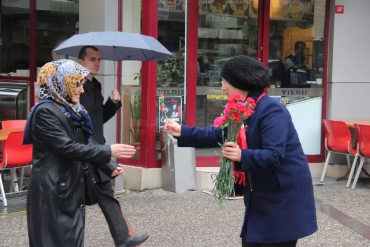 CHP Karesi Adayı Ender Biçki\'den Kadınlara Karanfil Jesti