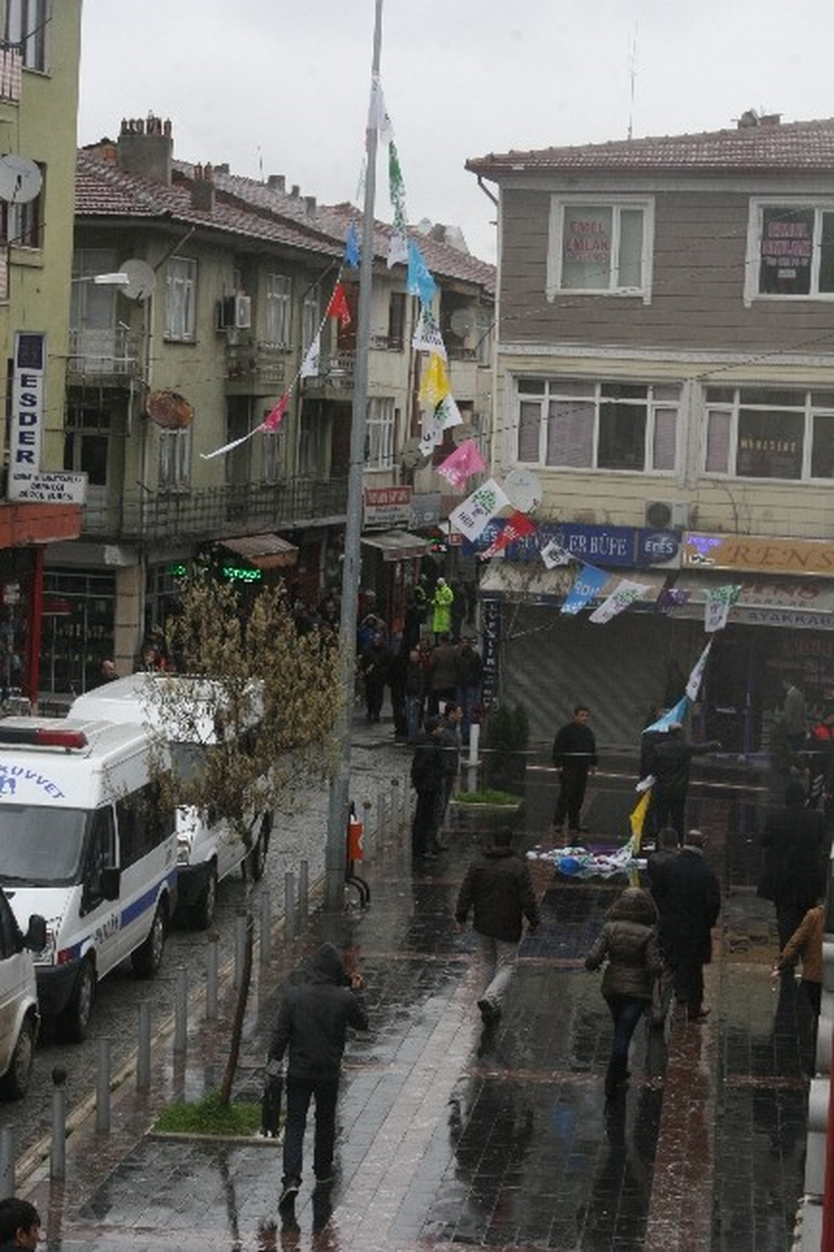 Düzce\'de Hdp Bayrakları İndirildi