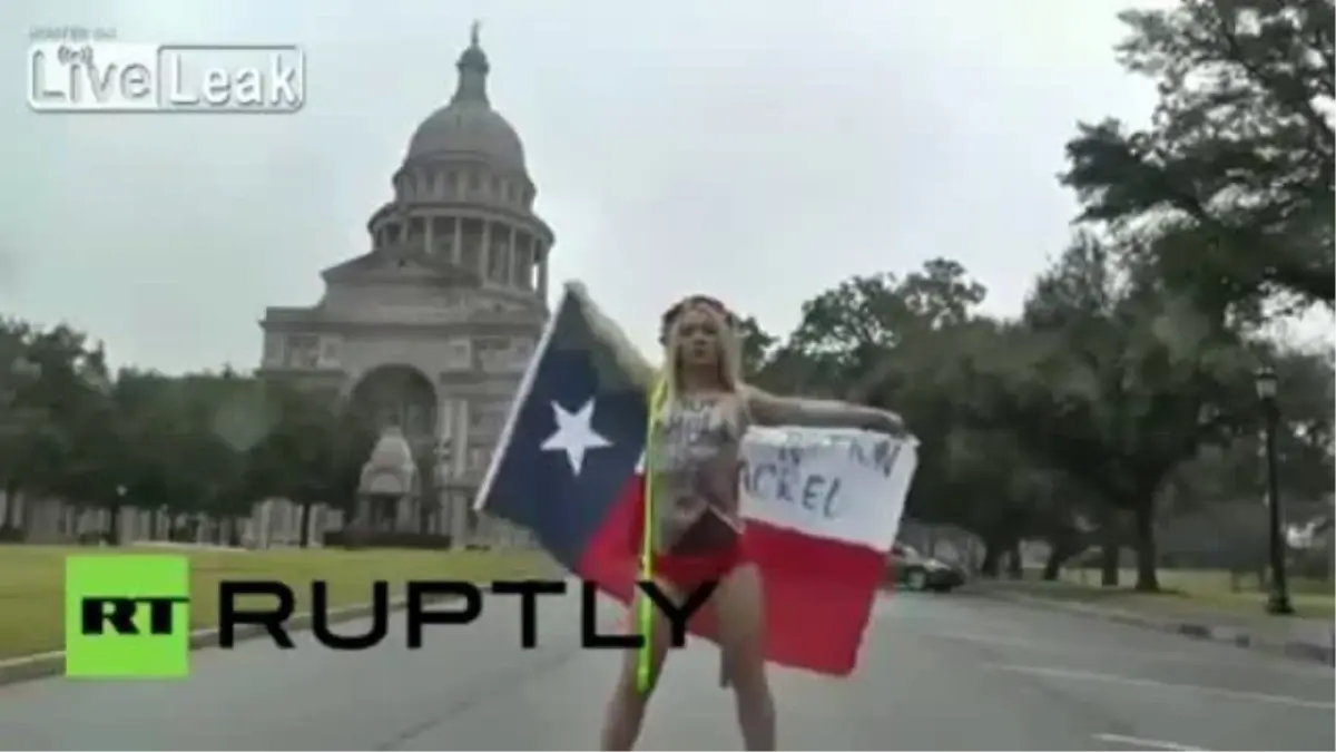 Femen Kadını Kürtaj Yasağını Protesto İçin Çırılçıplak Soyunup İncil\'i Parçaladı