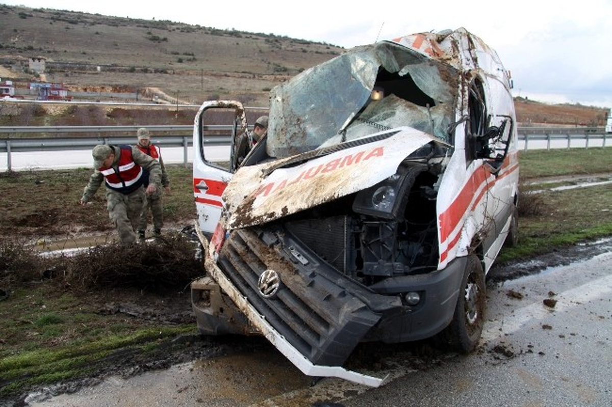 Gaziantep\'te Hasta Taşıyan Ambulans Takla Attı: 5 Yaralı