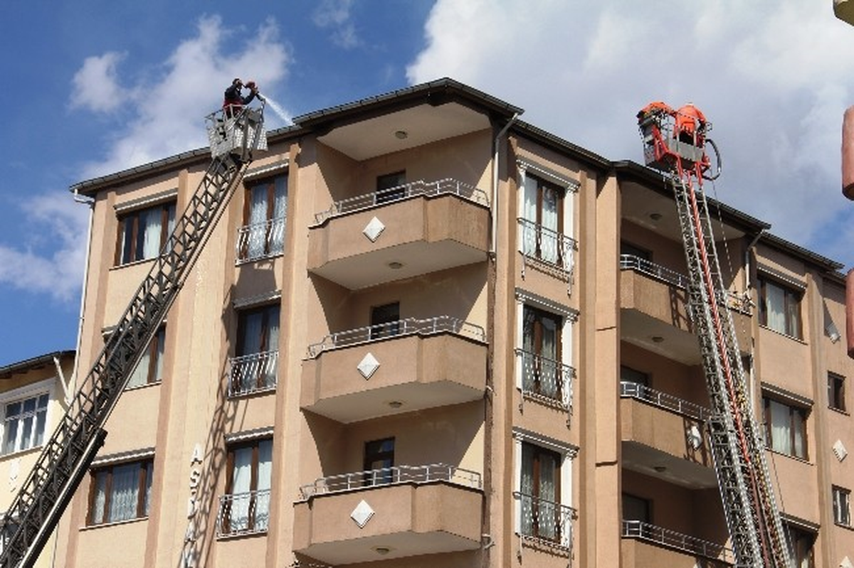 Iğdır\'da Çatı Yangını Paniğe Neden Oldu