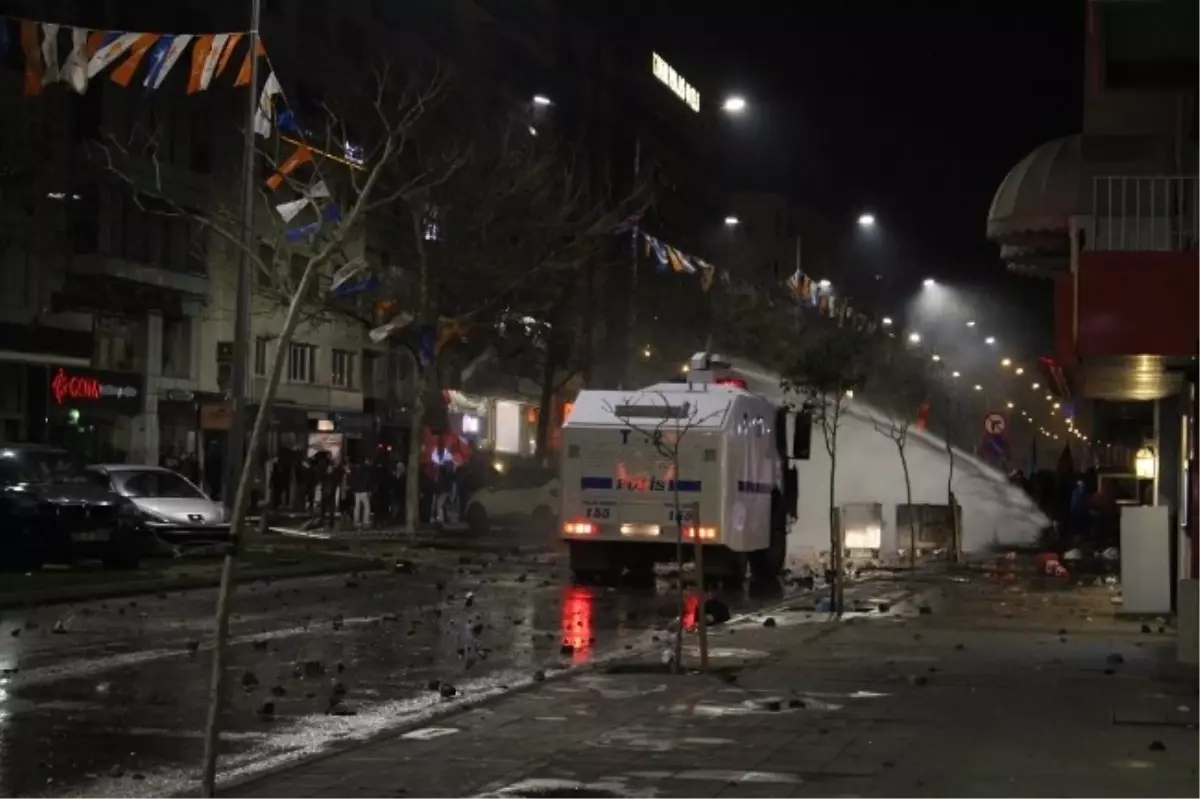 İzmir\'de Berkin Elvan Eylemine Polis Müdahalesi