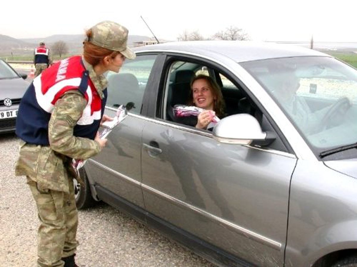 Jandarma Trafik Ekipleri Kadın Sürücülere Çiçek Verdi