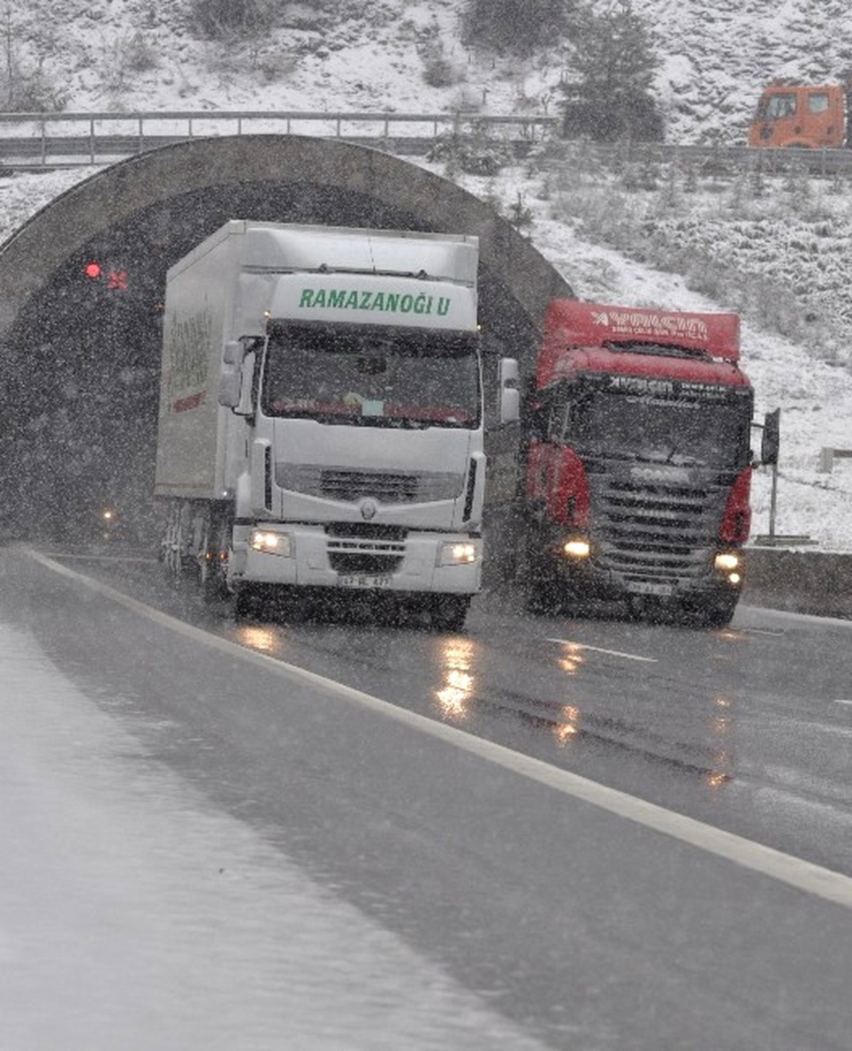 Kar Yağışı Bolu Dağı\'nda Ulaşımı Olumsuz Etkiliyor
