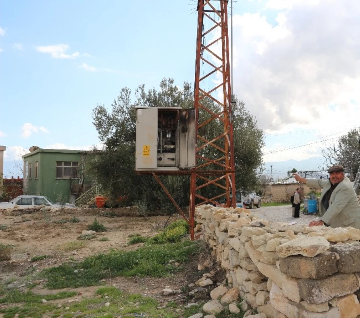 Mersin\'de Köylerdeki Eski Trafo Dolapları Tehlike Saçıyor