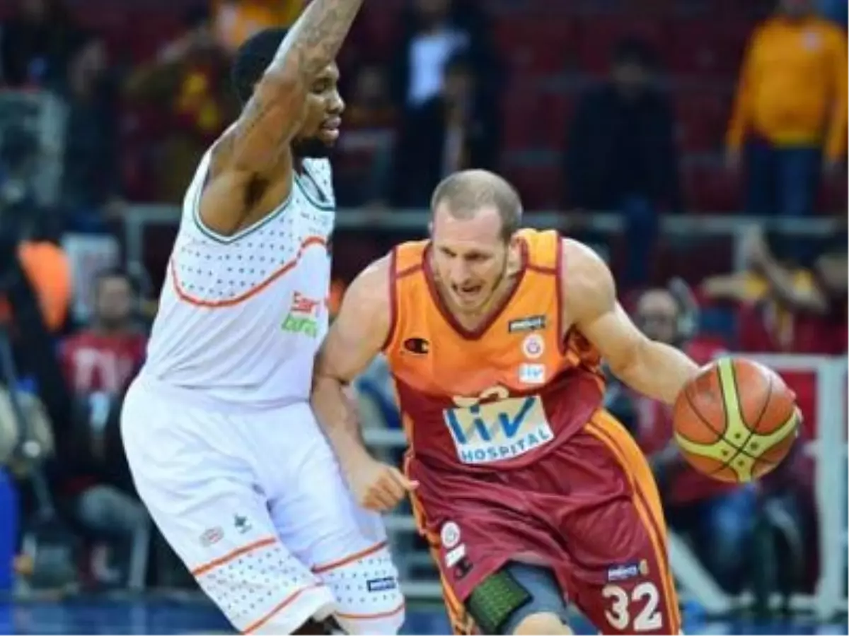 Liderden Galatasaray\'a Darbe