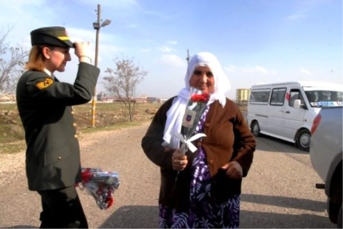 Jandarmanın Trafik Uygulamasında "Karanfil" Süprizi