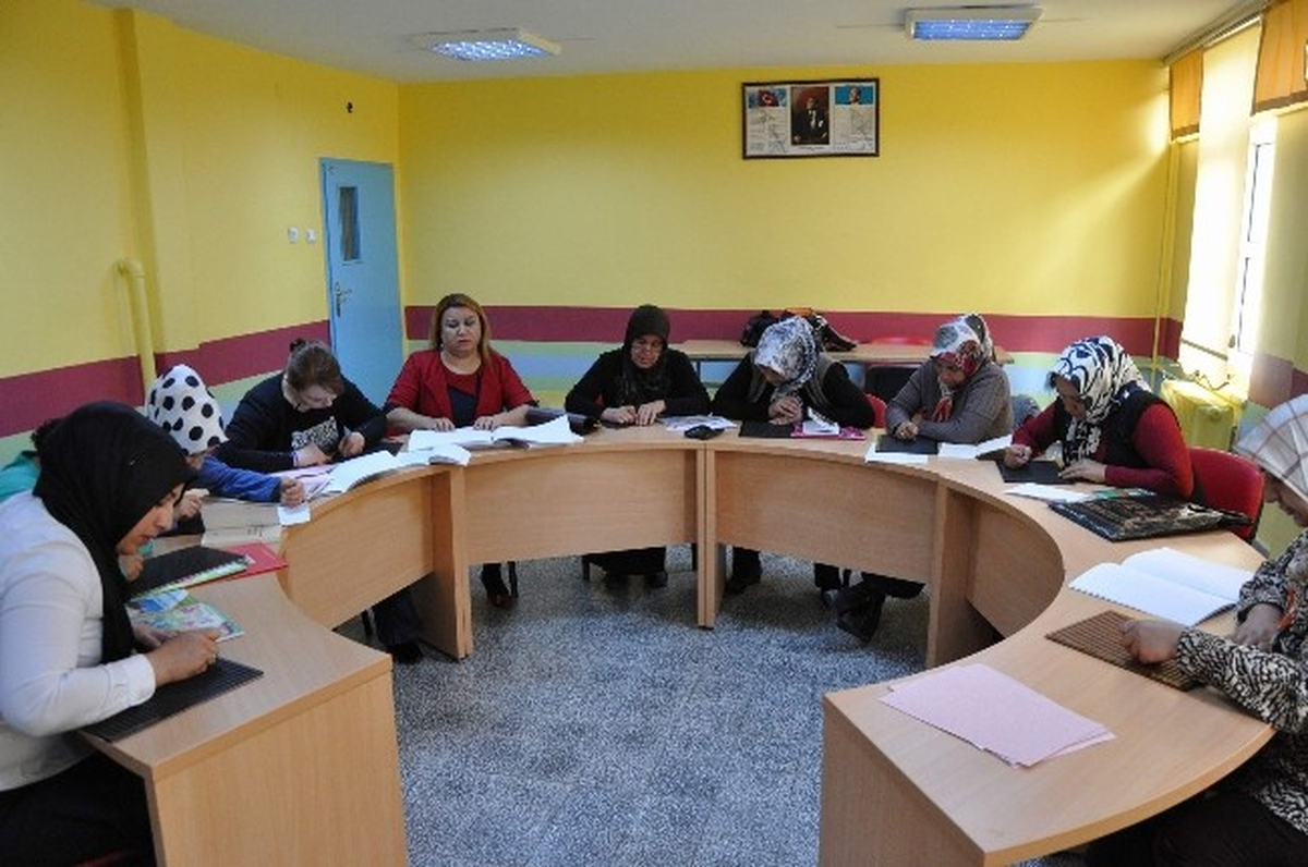 Görme Engelli Çocukları İçin Kabartma Yazı Öğreniyorlar