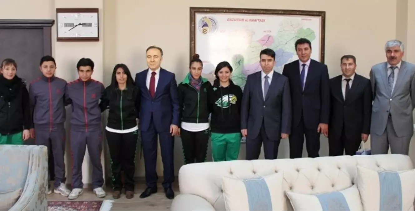 Şampiyonlardan Vali Altıparmak\'a Ziyaret