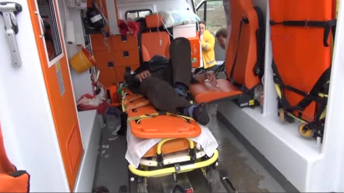 Savrulan Tır Dorsesi Yolcu Minibüsüne Çarptı 2 Ölü, 14 Yaralı