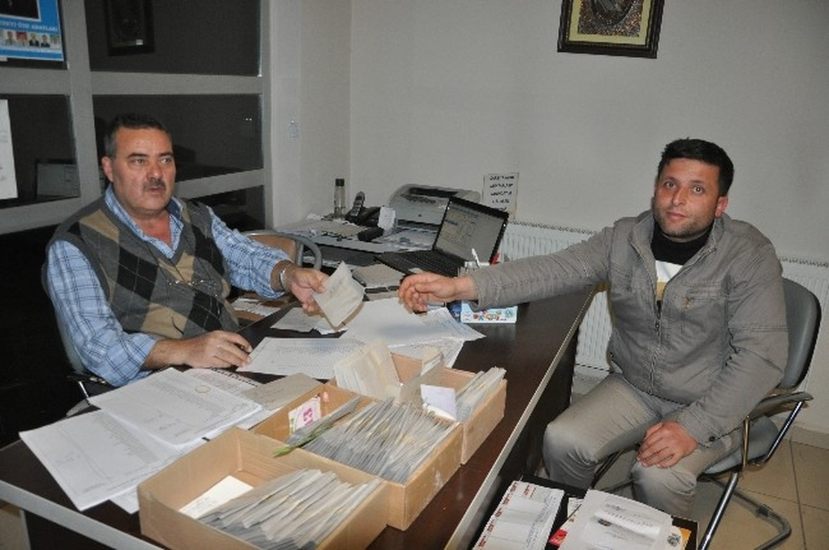 Soma\'da Muhtarlıklarda Seçmen Kağıtları Dağıtılıyor