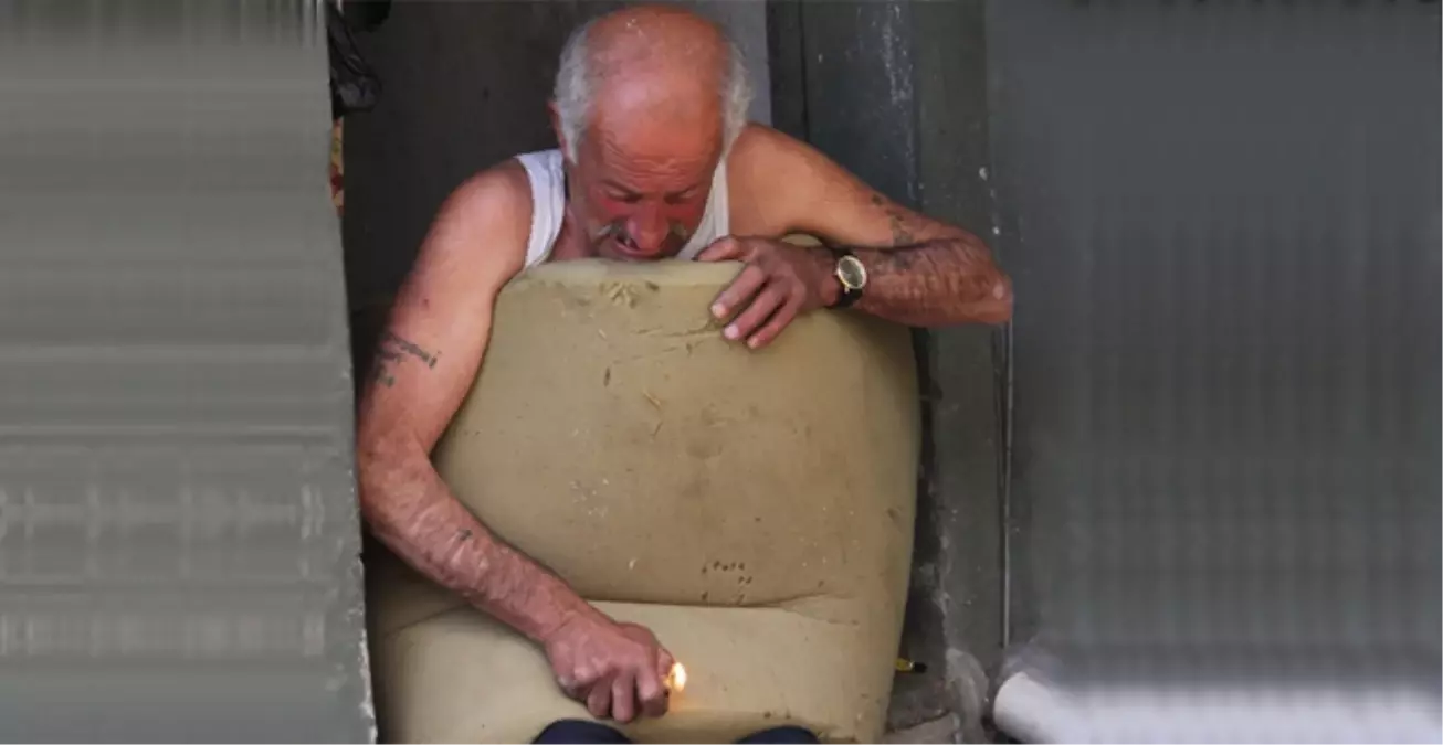 Tuvalette Yaşayan Yaşlı Adam Kendini Yakmak İstedi