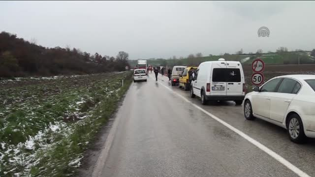 Tekirdağ\'da Yolcu Midibüsü Tırla Çarpıştı: 1 Ölü, 15 Yaralı