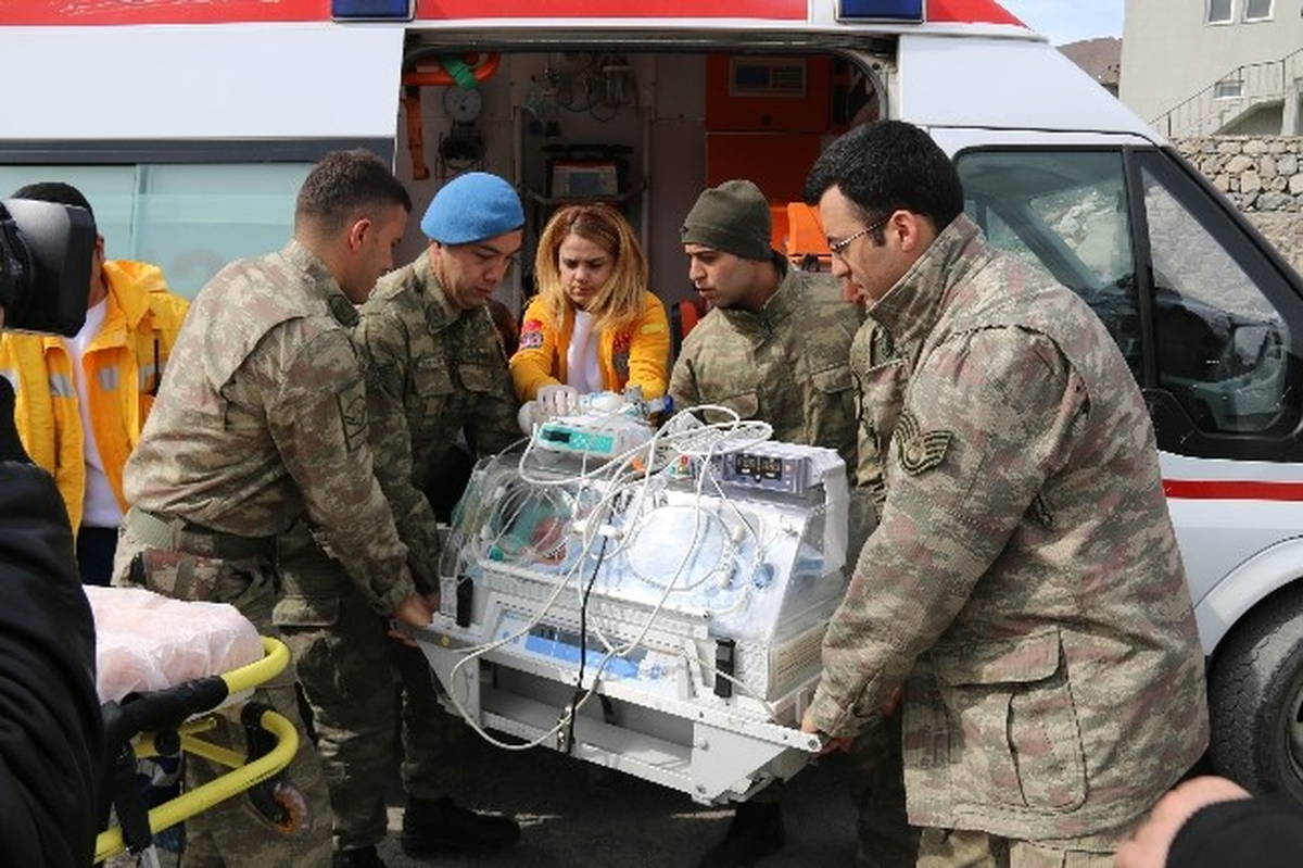 2 Günlük Bebek Helikopter\'le Van\' A Sevk Edildi