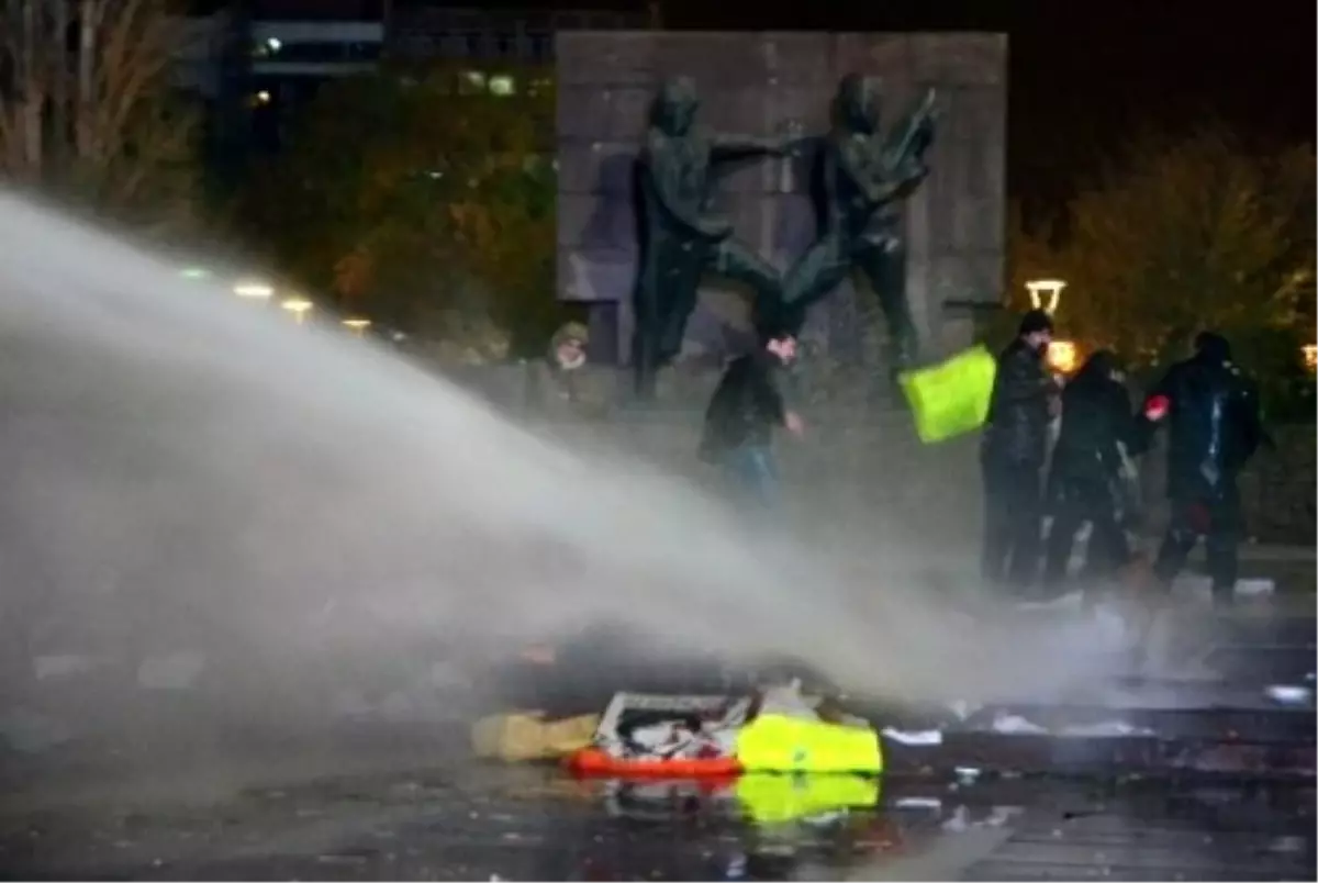 Ankara Kızılay\'da Berkin Elvan\'ın Ölümünü Protesto Eden Gruba, Polis Müdahale Etti.